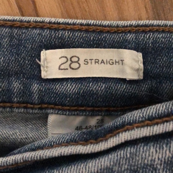 BANANA REPUBLIC STRAIGHT DISTRESSED Jeans Size 28. Pant length is 28” - Picture 4 of 6